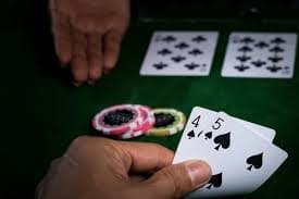 Baccarat Live Dealer ကတ်ဂိမ်း MMK ဖြင့် ကစားနေသောမြင်ကွင်း